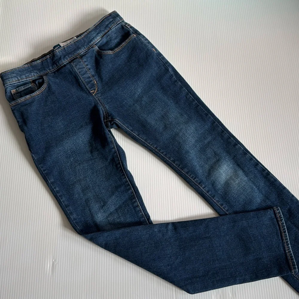 Old Navy skinny, built in tough jeans.  Girls size XL 14-16